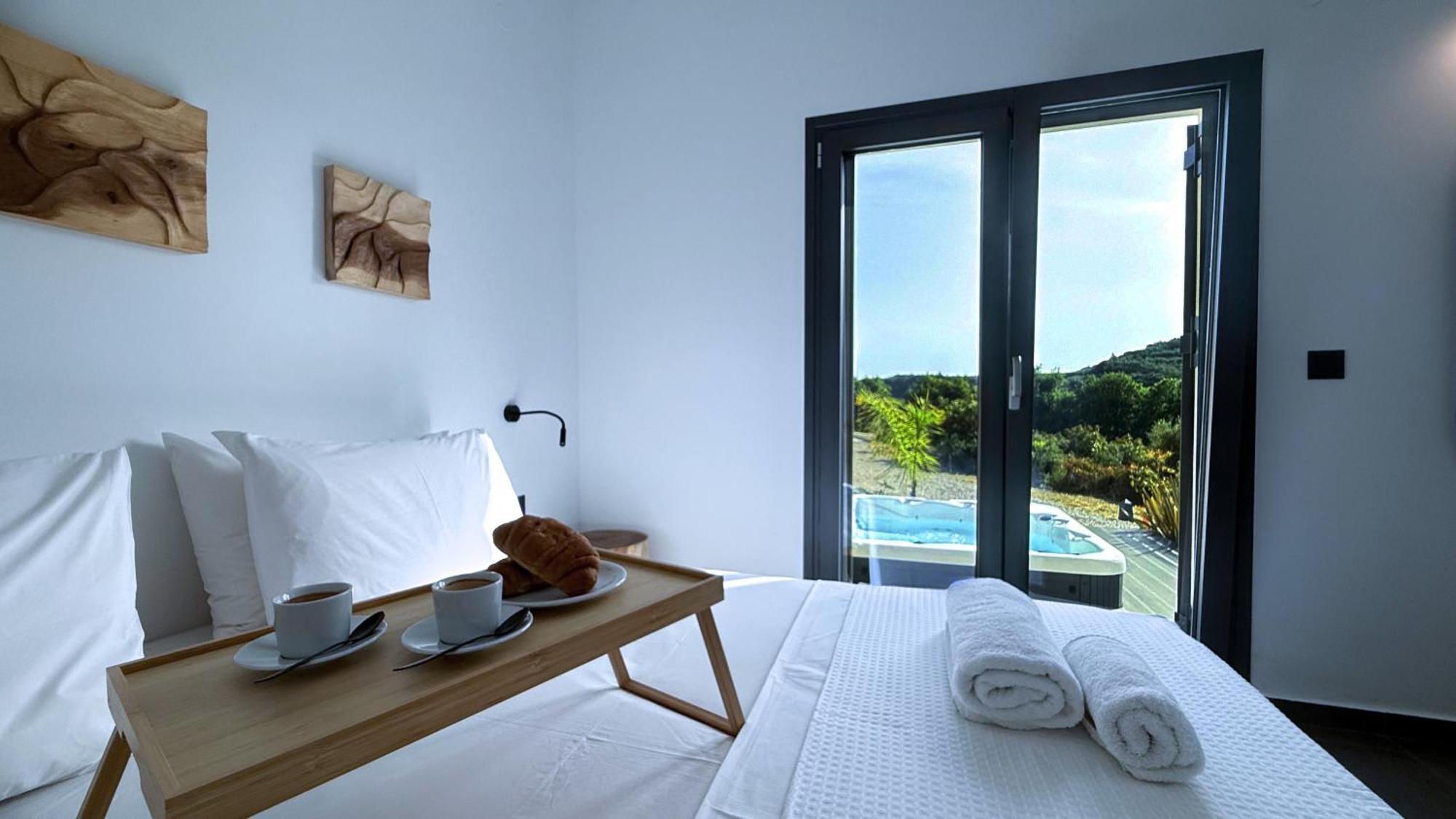 Ek Ornelakis, Luxury With Jacuzzi Apartament *