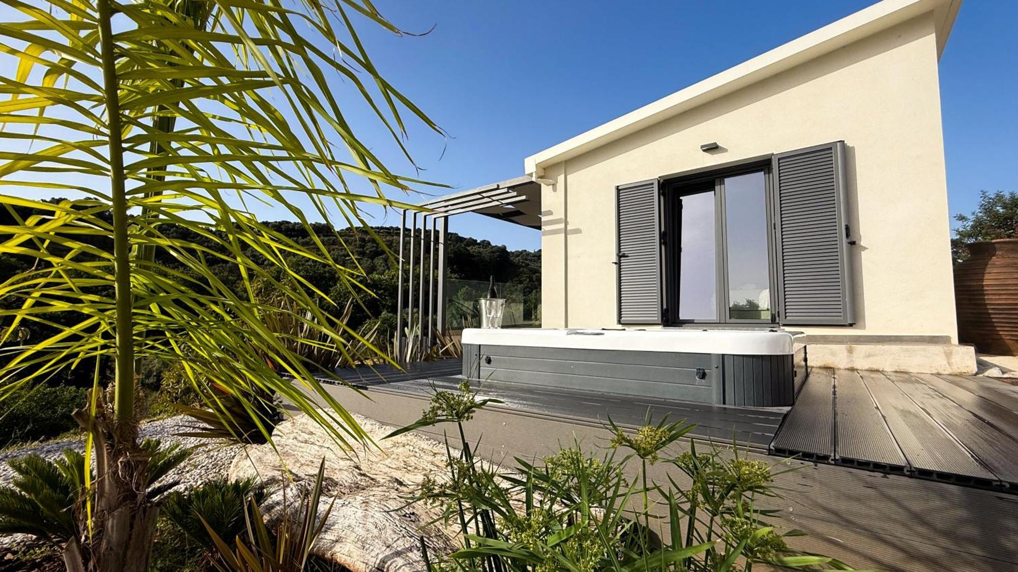 Ek Ornelakis, Luxury With Jacuzzi *