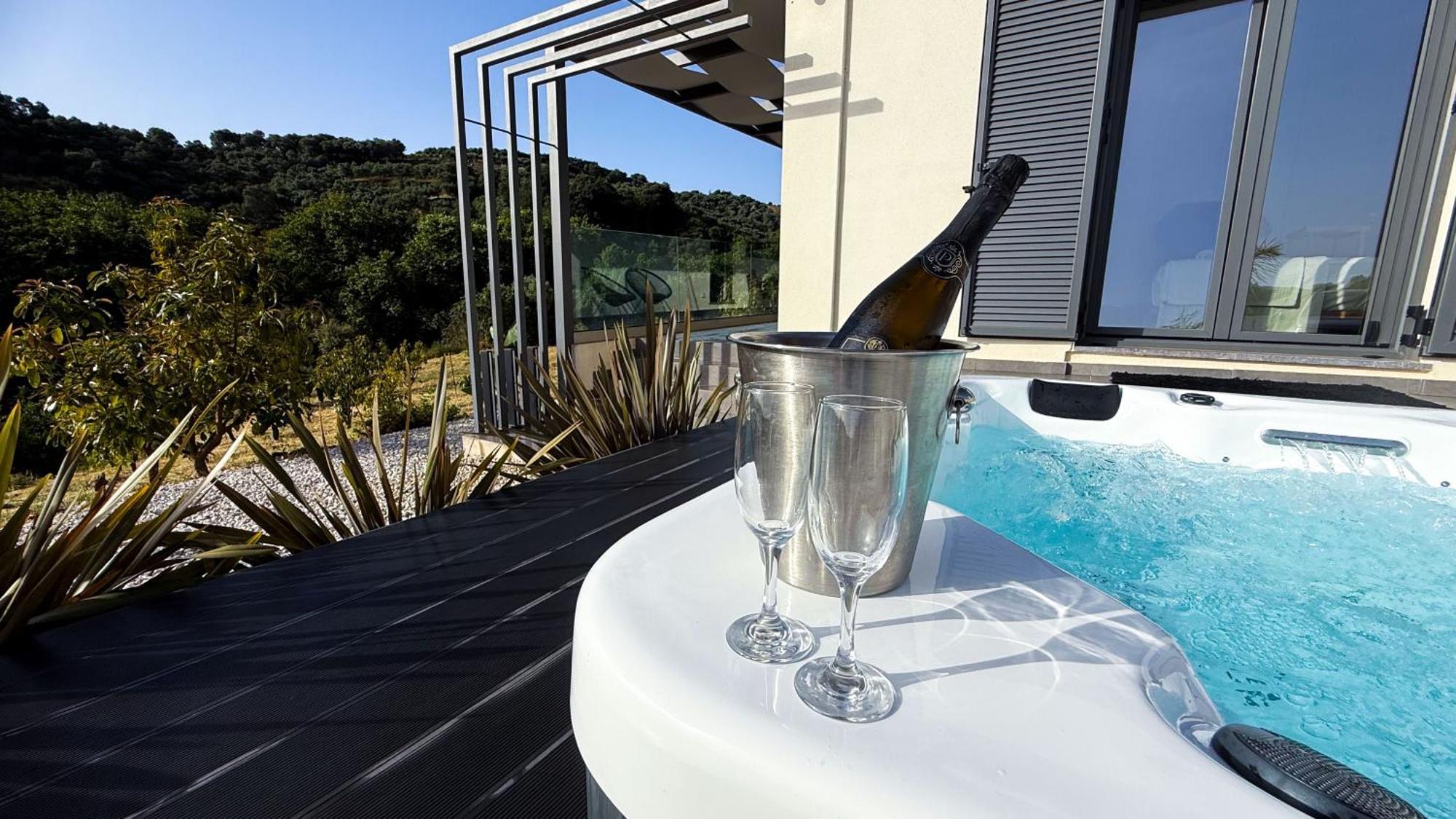 Ek Ornelakis, Luxury With Jacuzzi
