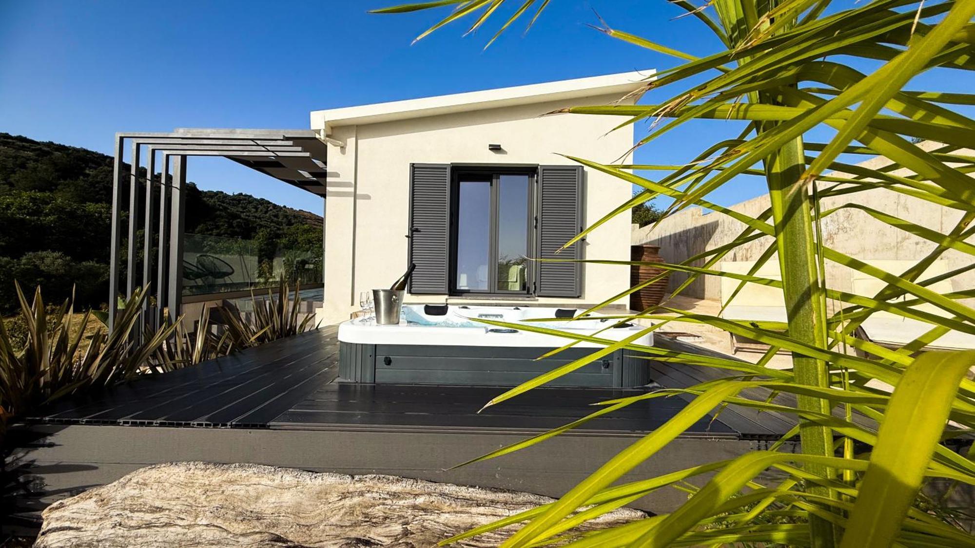 Ek Ornelakis, Luxury With Jacuzzi Apartament