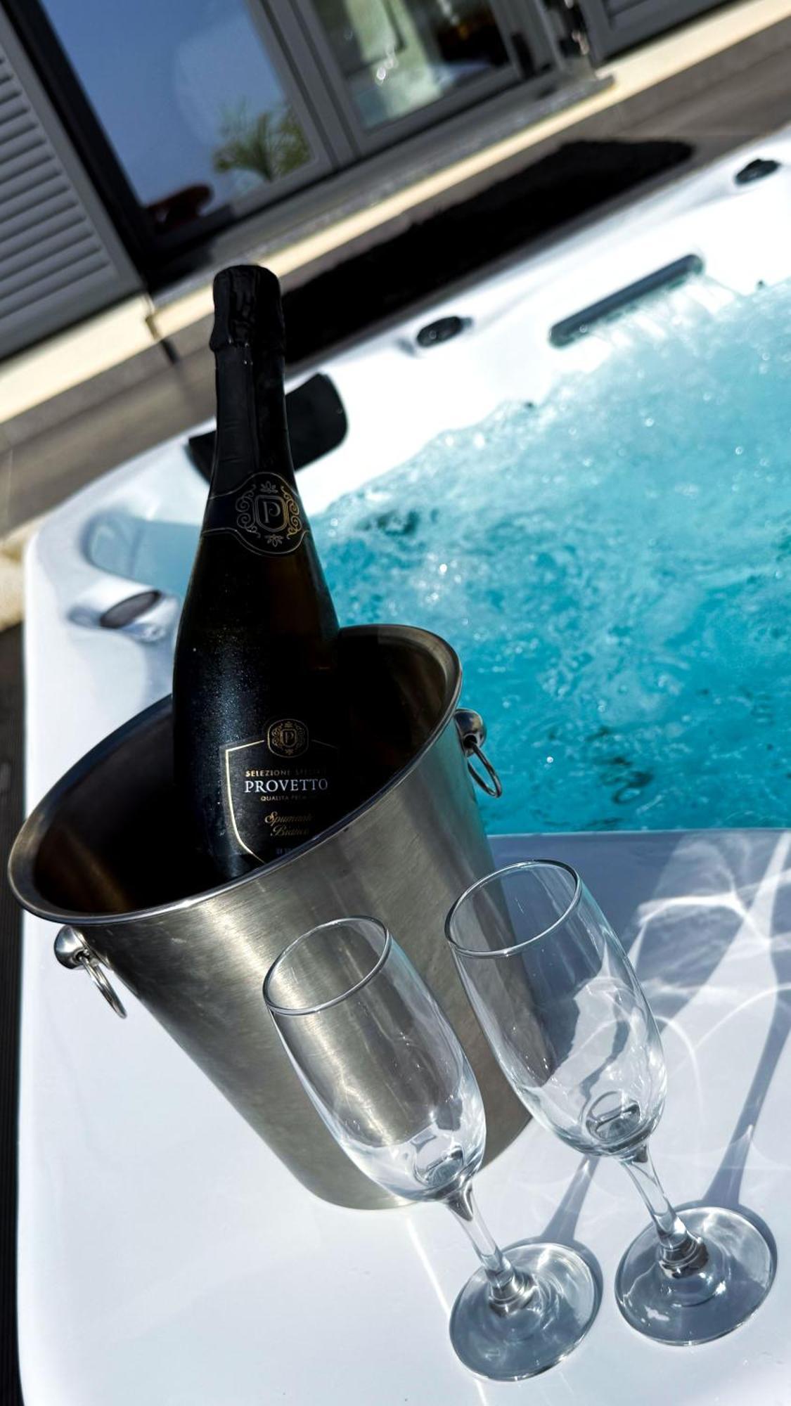 Ek Ornelakis, Luxury With Jacuzzi *