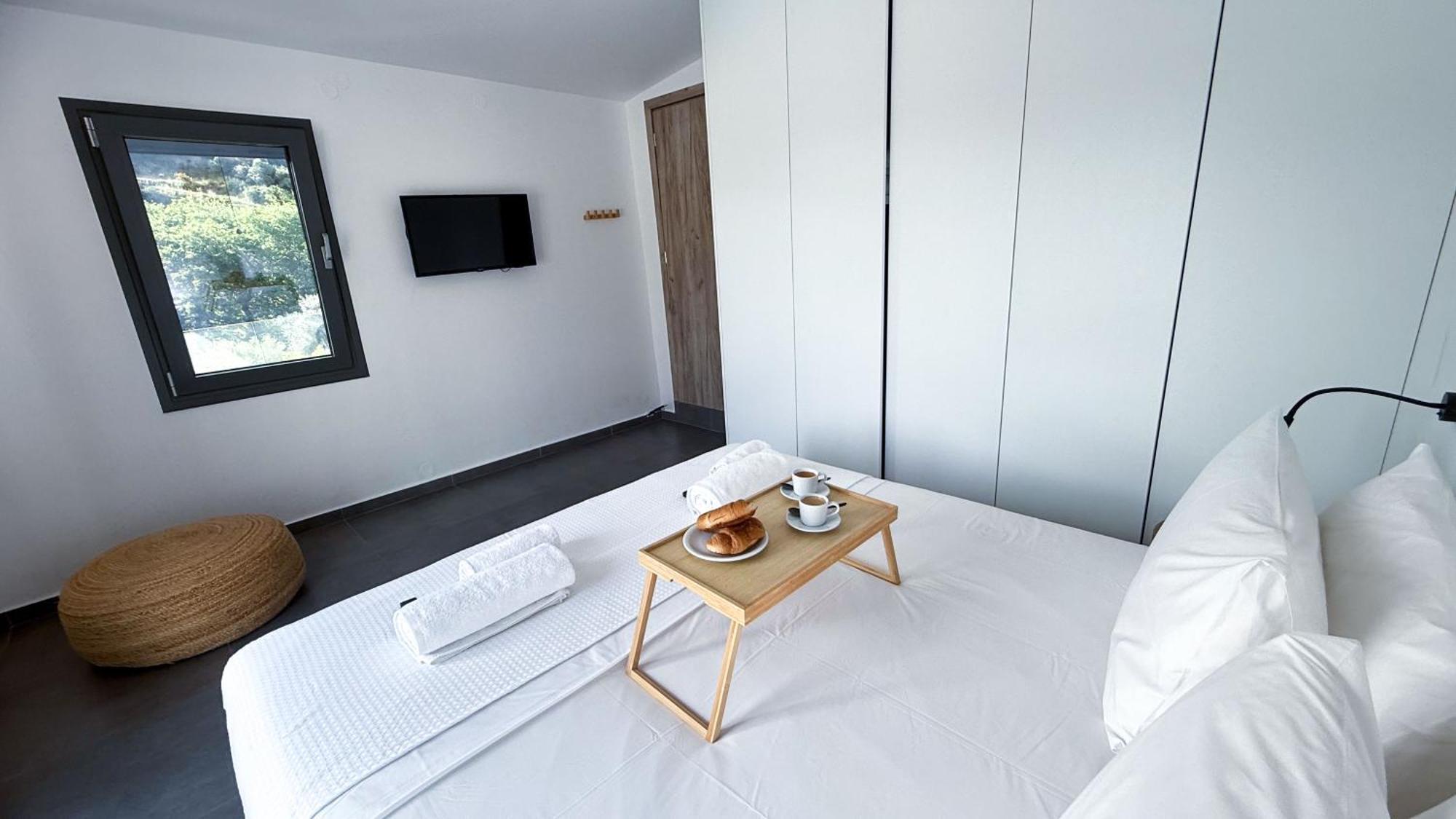 Ek Ornelakis, Luxury With Jacuzzi