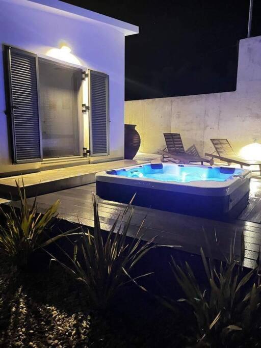Ek Ornelakis, Luxury With Jacuzzi Appartement